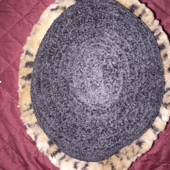 London Fog Vintage Knit/Faux Fur Leopard Print Hat - Picture 2 of 5